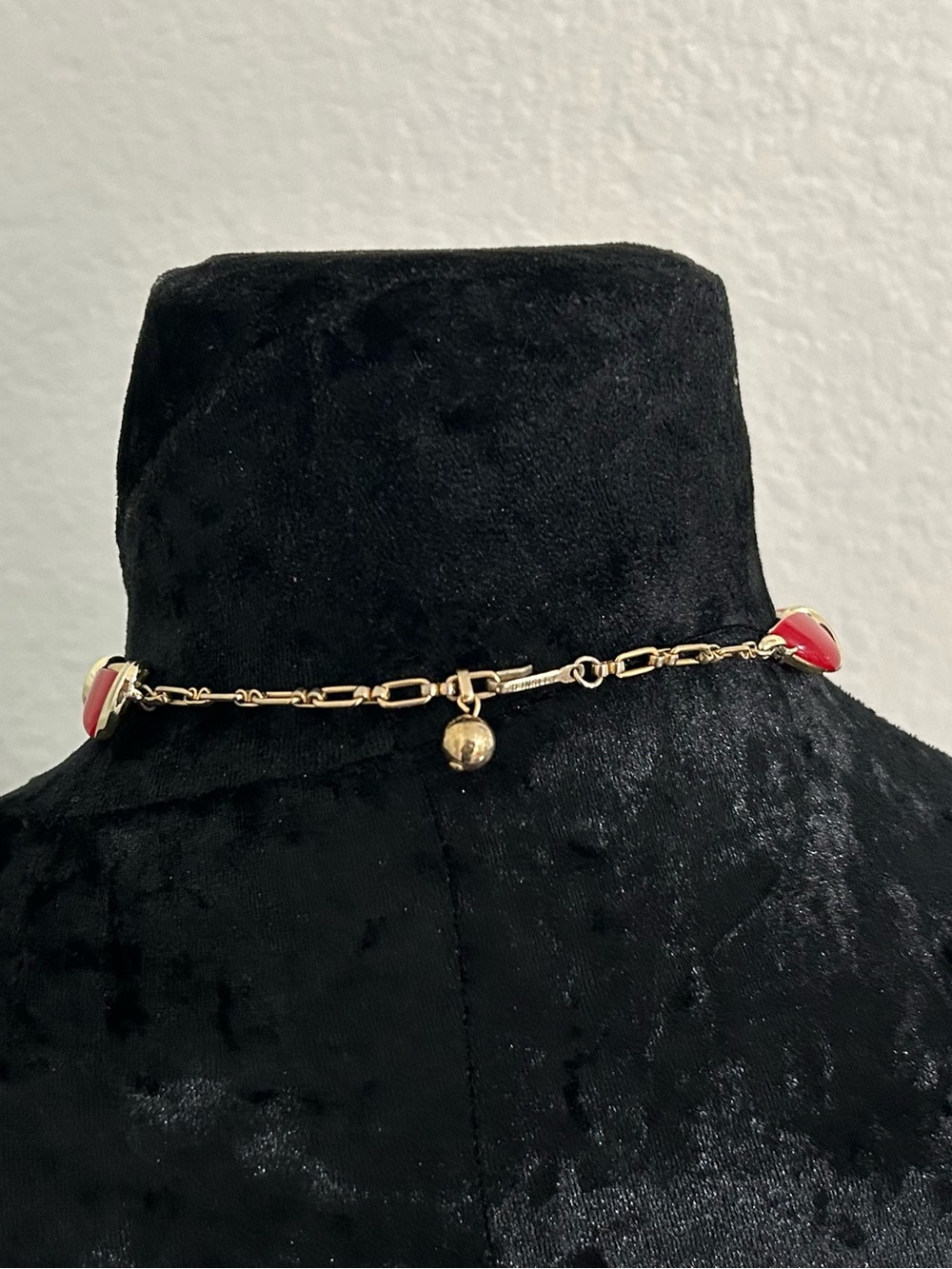 Lisner Red Lucite Gold Tone Choker Necklace Vintage Signed - Picture 4 of 13